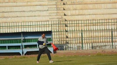 رغم كسر ذراعه.. مدرب حراس المحلة يقود التدريبات ويرفض الراحة | صور