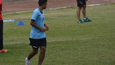 للمرة الثانية في أسبوع.. لاعب المحلة يغادر مران الفريق بعد ارتفاع درجة حرارته  | صور