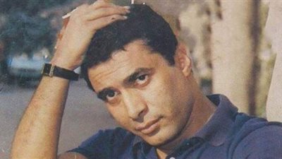 حينما اشترى أحمد زكي أكثر من ساعة يد.. حكايات مؤثرة من دفتر الفتى الأسمر