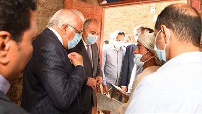 محافظ قنا يرافق مواطن إلى منزله لبحث شكواه