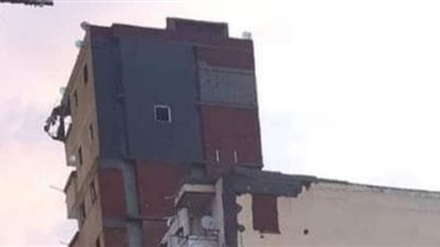 عقار مائل جديد في الإسكندرية.. ومخاوف من انهياره وسقوط ضحايا | صور