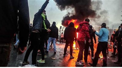 آلاف المحتجين ضد الرئيس في جواتيمالا يضرمون النار في مبنى البرلمان