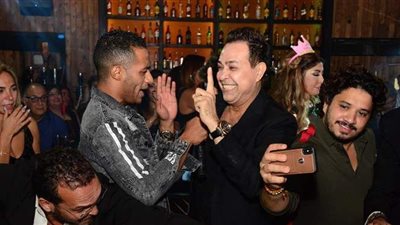 حكيم يرد على صور محمد رمضان مع الفنانين الإسرئليين بصورة له مع أبو عمار