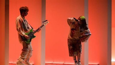 برفقة شقيقها..  بيلي إيليش تشارك بأغنية 