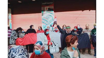 وقفة بالأعلام المصرية أمام اللجان الانتخابية في الإسكندرية