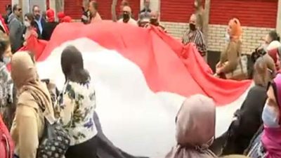 سيدات يرفعن علم مصر أمام إحدى لجان انتخابات النواب بالإسكندرية | فيديو