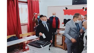 محافظ الإسكندرية يدلي بصوته في جولة الإعادة لانتخابات النواب
