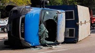 أوناش المرور ترفع حطام حادث انقلاب سيارة أمن مركزى بطريق الواحات الصحراوى