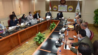 محافظ مطروح يترأس غرفة عمليات متابعة جولة الإعادة لانتخابات النواب ويدعو المواطنين للمشاركة