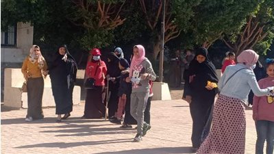 مسنة تشارك في عملية الاقتراع علي عكاز  مع أحفادها في قنا