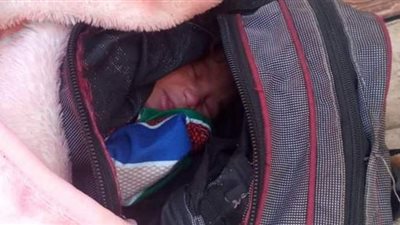العثور على  رضيع ملقى أمام مسجد داخل حقيبة بالمنيا