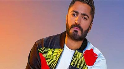 تلبية لرغبته في التقاط صورة معه.. تامر حسني يفاجئ طفلا بزيارة في منزله | فيديو