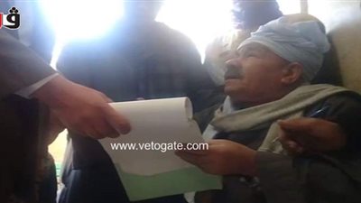 رئيس لجنة بسوهاج يخرج لمساعدة مسن للإداء بصوته فى انتخابات الإعادة | فيديو