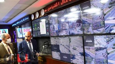 محافظ أسوان يتابع العملية الانتخابية من غرفة عمليات المحافظة | صور