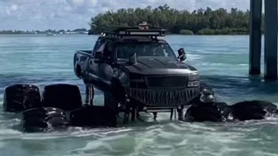تحويل سيارة البيك اب المعدلة  إلى يخت يسبح في خليج المكسيك| فيديو