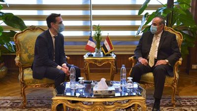 وزير الطيران المدني يبحث اتفاقية النقل الجوي مع نظيره الفرنسي