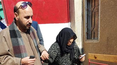 مسنة تدلي بصوتها وتطالب المواطنين بالمشاركة في الانتخابات بأسيوط