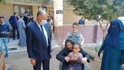 رئيس مدينة دار السلام بسوهاج يساعد مسنة على الإدلاء بصوتها ا صور