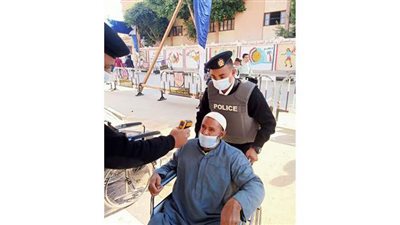 أمن سوهاج يساعد كبار السن في جولة إعادة انتخابات مجلس النواب ا صور