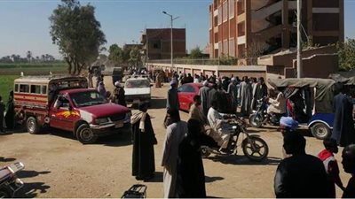 اهالي البياضية يصطفون في طوابير للمشاركة في  جولة اعادة الانتخابات بالأقصرl صور