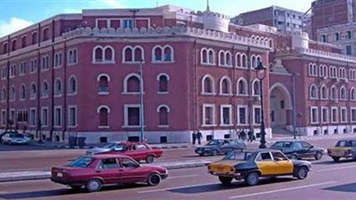 رئيس جامعة الإسكندرية يتفقد وحدة الطوارئ  للإطمئنان على الموظفة المصابة