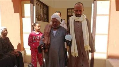 مسن بالقرنة يتوكأ على عصاه للوصول إلى لجان الاقتراع في الاقصر