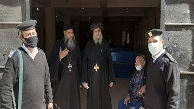 أسقف عام إسنا وأرمنت يدلي بصوته في انتخابات الإعادة لمجلس النواب | صور