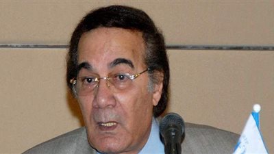 عمرو محمود ياسين يحيي ذكرى الأربعين لوالده