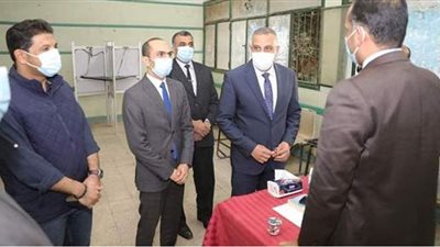 محافظ سوهاج يتفقد اللجان للاطمئنان على سير العملية الانتخابية