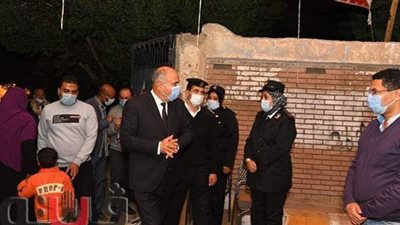 محافظ قنا يتابع سير العملية الانتخابية بعدد من اللجان | صور