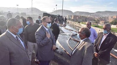 صرف تعويضات لأهالي شابين تفحما في اشتعال سيارة مواد بترولية بقنا