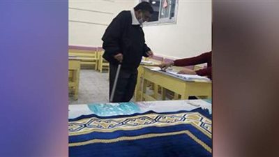 متكئا على عكاز.. مسن بالإسكندرية يدلى بصوته في انتخابات البرلمان