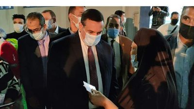 محافظ البحيرة يشيد بوعي المواطنين أثناء تفقده العملية الانتخابية بدمنهور | صور