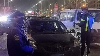 حملة أمنية ليلية بالتجمع الخامس للحفاظ على الانضباط بالشوارع | صور