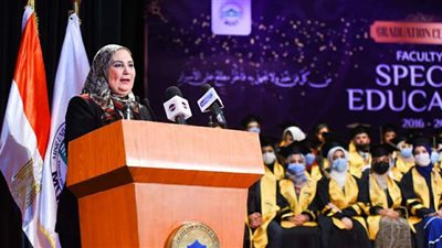 وزيرة التضامن تشارك طلاب كلية التربية الخاصة بجامعة مصر للعلوم والتكنولوجيا فرحتهم بالتخرج | صور