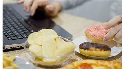 نصائح لتجنب زيادة الوزن أثناء العمل من المنزل خلال موجة كورونا الثانية