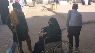 مسنة على كرسي متحرك تدلي بصوتها في انتخابات النواب بقنا | صور