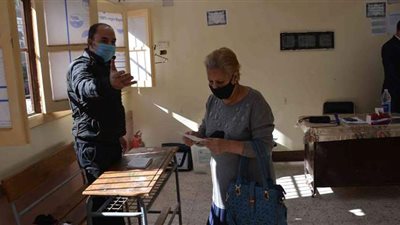 إقبال كثيف لأهالي المنيا على لجان جولة الإعادة بانتخابات النواب | صور