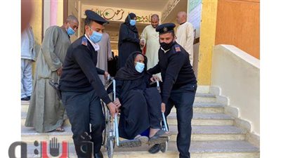 الشرطة تنقل مسنين على كرسيين متحركين للمشاركة في انتخابات النواب بالأقصر | صور