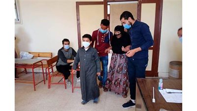 رئيس لجنة في الإسكندرية يساعد مسنة على الإدلاء بصوتها |صور