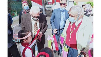براعم العجمي يستقبلون وكيل تعليم الإسكندرية  بالورود |صور