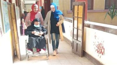 تخطت الثمانين.. مسنة تدلي بصوتها على كرسى متحرك في انتخابات النواب بأسيوط