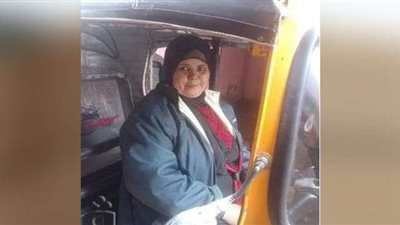 ست بميت راجل.. قصة كفاح سائقة توك توك تعول 5 أبناء في الدقهلية