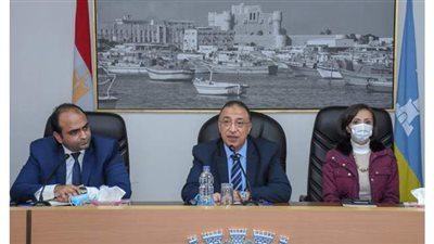 محافظ الإسكندرية يناقش الخريطة الجديدة للتعامل مع بؤر تراكمات مياه الأمطار