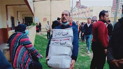 محافظة الإسكندرية توزع المساعدات والبطاطين على أهالي العقار المائل