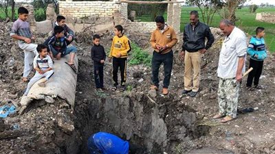 إزالة تعديات على أرض زراعية وإصلاح خط مياه رئيسي بقرى أبو حماد