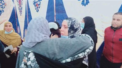 بالأحضان والبكاء.. أهالى عقار الإسكندرية المائل يهللون لنقلهم لمدينة بشائر الخير