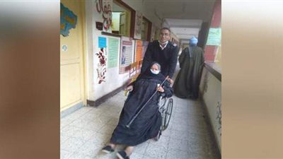 عجوز تشكر قوات الأمن لمساعدتها على الإدلاء بصوتها في أسيوط