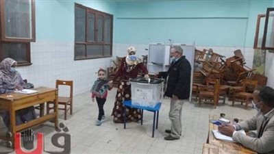 الأهالي يصطحبون أطفالهم خلال الإدلاء بأصواتهم في إعادة انتخابات النواب ببني سويف