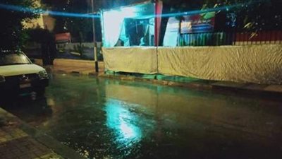 هطول أمطار غزيرة على الإسكندرية.. ومسئولو المحافظة يواصلون كسح المياه